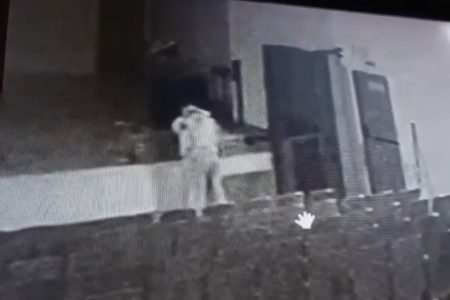 Print de imagem em preto e branco de casal praticando sexo encostado em palco de teatro, as poltronas estão vazias