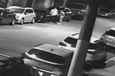 foto em preto e branco com imagens de câmera que mostram Fernando Filho conversando com amigos em frente a clube de pôquer pouco antes de acidente envolvendo seu Porsche na zona leste de SP - Metrópoles