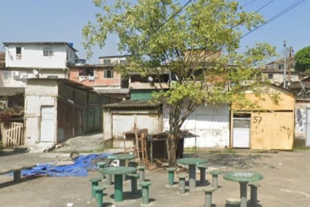 Imagem colorida de praça. Metrópoles