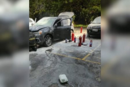 Imagem colorida mostra carro incendiado no Fórum Criminal da Barra Funda - Metrópoles
