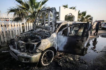 Imagem colorida dos destroços do carro da WCK - Metrópoles