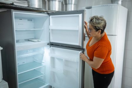 Imagem de uma geladeira vazia e aberta - Metrópoles