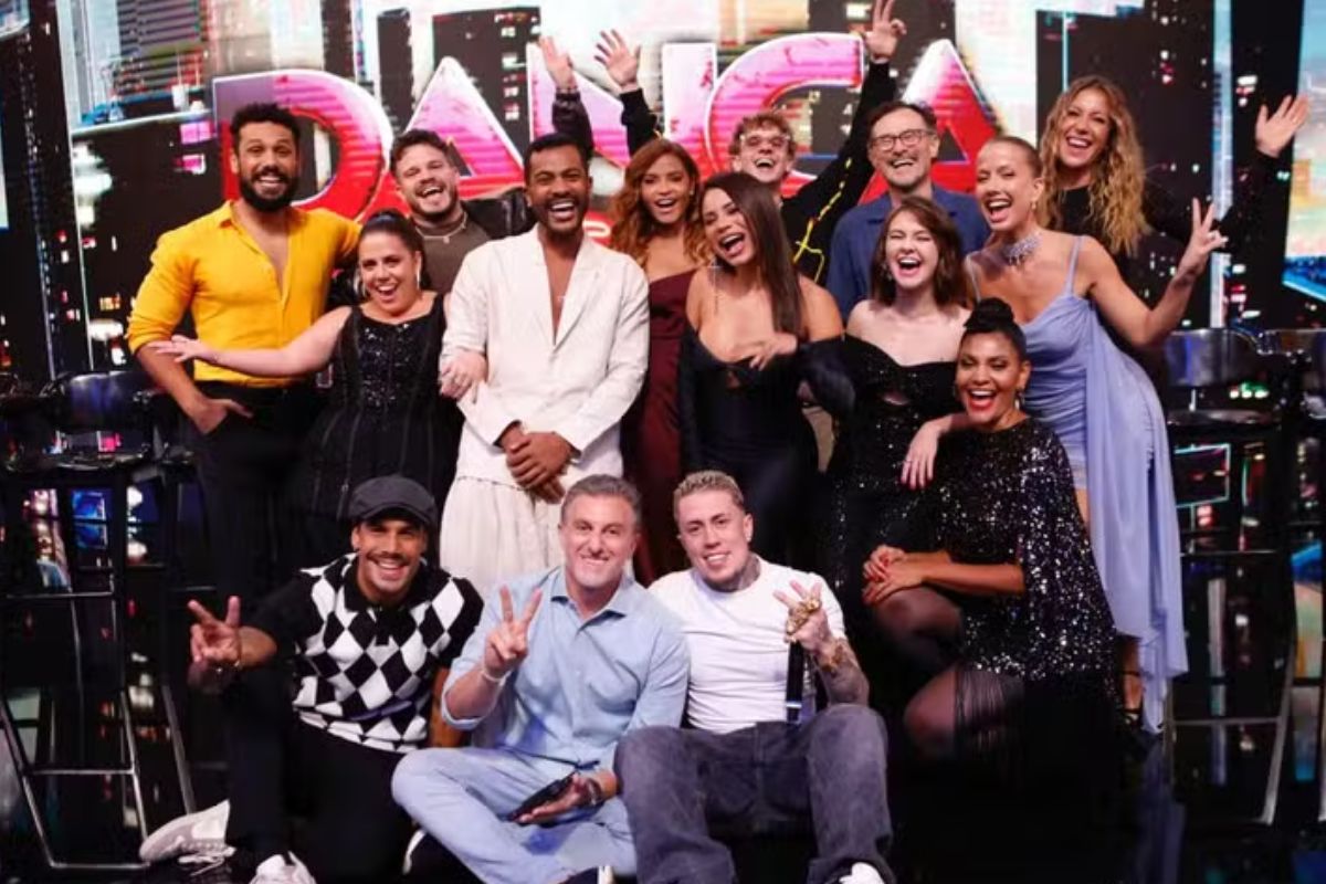 Foto colorida do elenco do Dança dos Famosos 2024 - Metrópoles