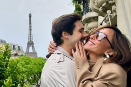 Foto colorida de sabrina sato e nicolas prattes abraçados se beijando com a torre eiffel ao fundo - Metrópoles