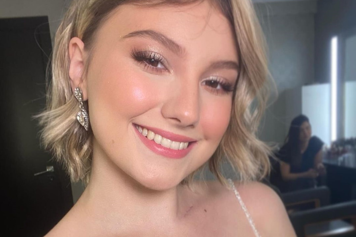 Isabel Veloso posa sorridente - Metrópoles