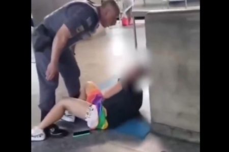 foto colorida de PM filmado agredindo uma jovem na estação Luz do Metrô - Metrópoles