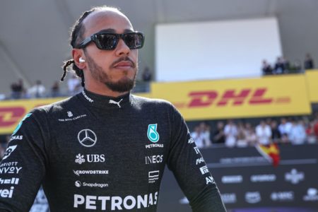 Imagem colorida de Lewis Hamilton - Metrópoles
