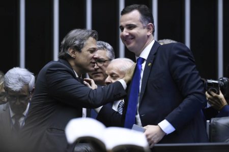 imagem colorida mostra fernando haddad e rodrigo pacheco - Metrópoles