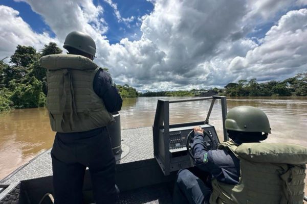 Foto colorida de militares das Forças Armadas na terra indígena Yanomami - Metrópoles