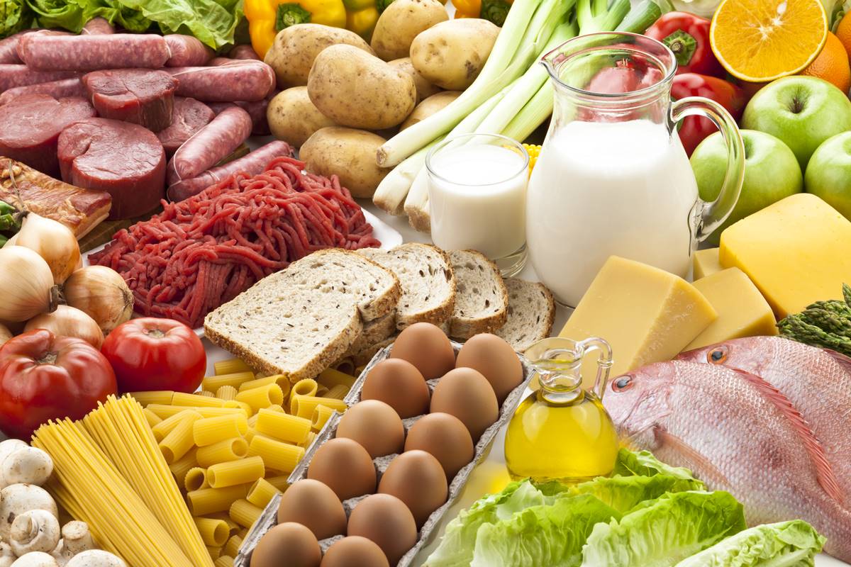 diferentes alimentos, como ovo, leite, carne, azeite, verduras e frutas