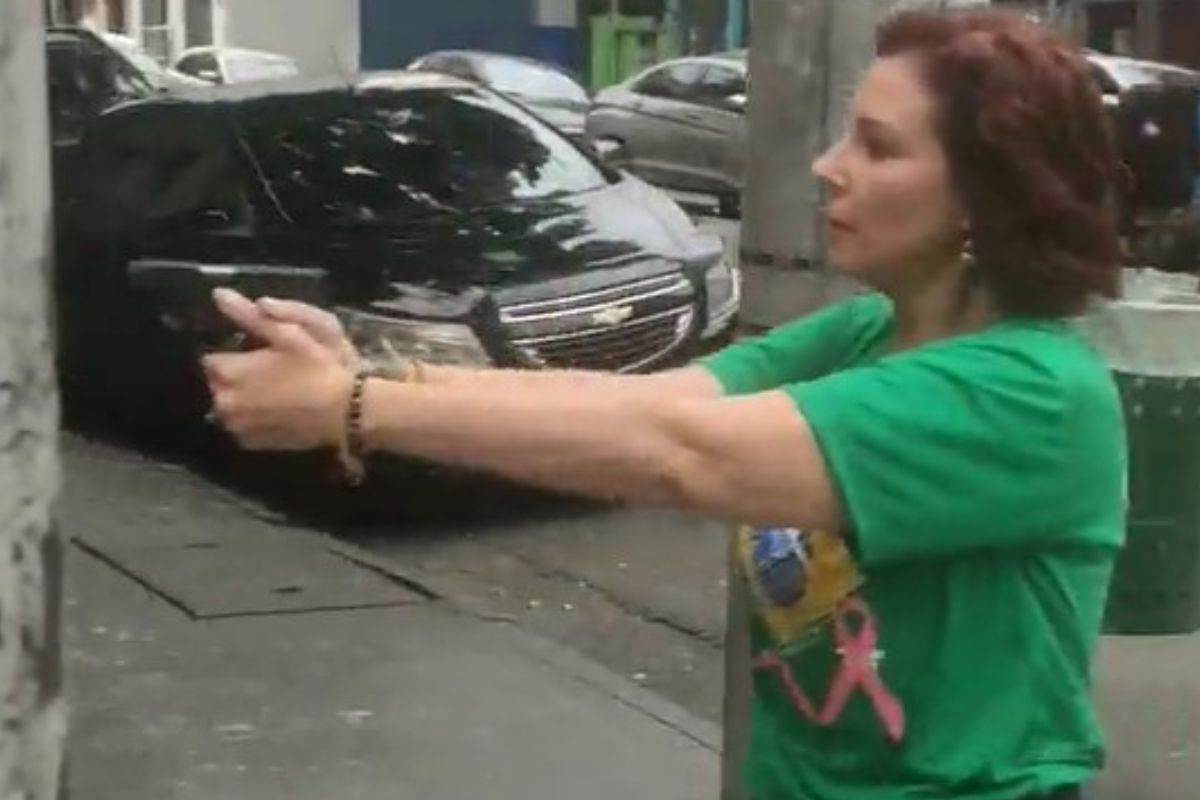 Carla Zambelli aponta arma a apoiador de Lula em São Paulo