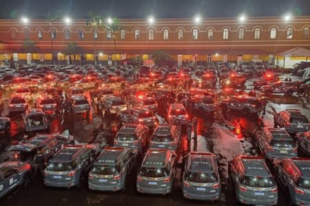 foto colorida de viaturas policiais a postos para participar da operação Fim de Linha, do MPSP, que mira empresas de ônibus suspeitas de ligação com o PCC - Metrópoles