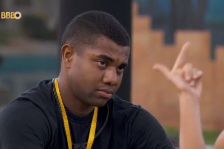 Davi, do BBB24, olha para Bia enquanto conversam - Metrópoles