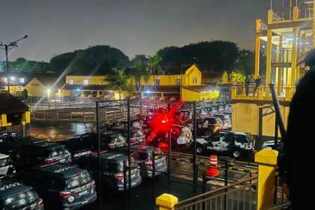 foto colorida de viaturas policiais a postos para participar da operação Fim de Linha, do MPSP, que mira empresas de ônibus suspeitas de ligação com o PCC - Metrópoles