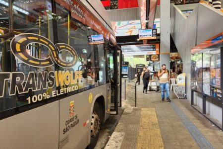 foto colorida de ônibus da Transwolff circulam normalmente no dia em que MPSP faz operação da empresa por suspeita de ligação com o PCC; na imagem, ônibus da empresa no Terminal Santo Amaro - Metrópoles