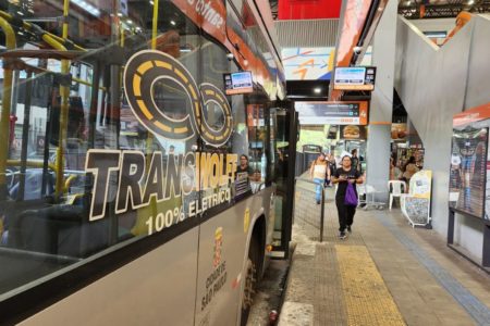 foto colorida de ônibus da Transwolff circulam normalmente no dia em que MPSP faz operação da empresa por suspeita de ligação com o PCC; na imagem, ônibus da empresa no Terminal Santo Amaro - Metrópoles