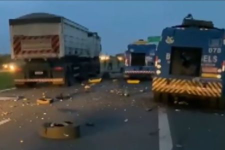foto colorida de ataque a dois carros-fortes na Rodovia Washington Luís (SP-330), em Cordeirópolis (SP) - Metrópoles