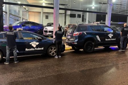 Carros da Receita Federal parados em frente a concessionária de veículos de luxo - Metrópoles