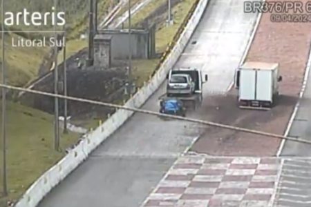 Foto colorida do momento em que o segundo veículo entra na área de escape da BR - Metrópoles