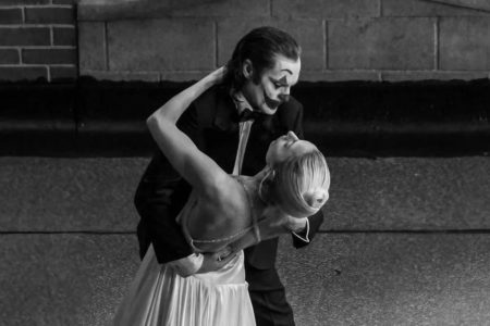 Foto em preto e branco do filme Coringa: Delírio a Dois - Metrópoles