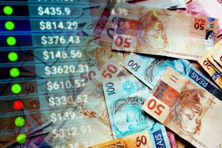 Montagem com imagens coloridas de notas de Real brasileiro e indicadores do mercado de ações (dinheiro, negócios, finanças, crise, sucesso, desvalorização, inflação) Banco Mundial - Metrópoles