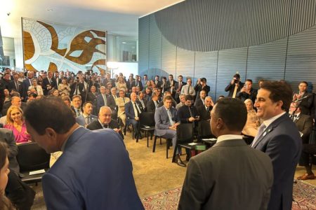 Imagem colorida de homens de terno e gravata enfileirados ao lado do outro - Metrópoles