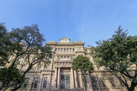 policial penal Imagem colorida mostra fachada do TJSP, prédio de estilo clássico, em dia de céu claro