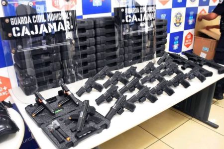 foto colorida de armas adquiridas pela GCM de Cajamar em 2020; em abril de 2024, 26 armas desapareceram de depósito da Guarda - Metrópoles