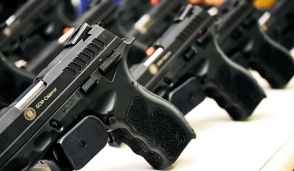 foto colorida de armas de arsenal da GCM de Cajamar, que têm o brasão e o nome da corporação - Metrópoles