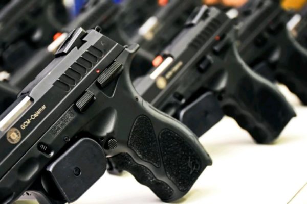 foto colorida de armas de arsenal da GCM de Cajamar, que têm o brasão e o nome da corporação - Metrópoles
