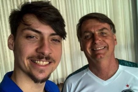 Filho 04 do ex-presidente, Jair Renan, ao lado do pai, Jair Bolsonaro - Metrópoles