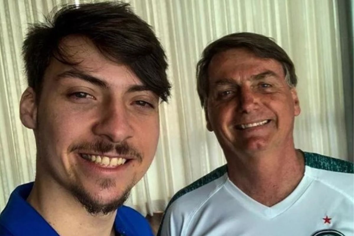 Filho 04 do ex-presidente, Jair Renan, ao lado do pai, Jair Bolsonaro - Metrópoles