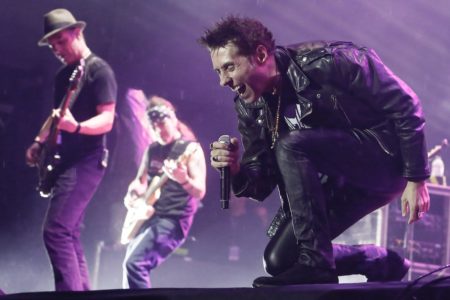 Fotografia colorida mostrando show da banda Capital Inicial-Metrópoles