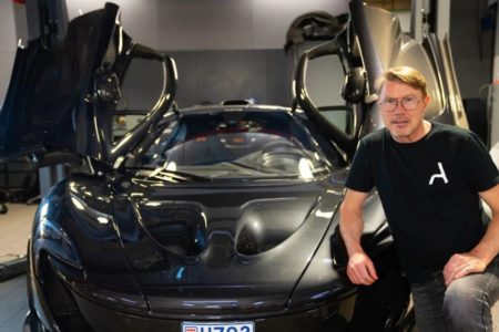 Imagem colorida do bicampeão Mika Häkkinen ao lado de McLaren - Metrópoles