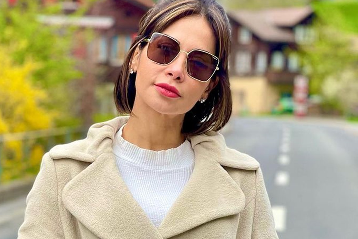 Maíra Cardi posa de casaco e óculos escuros durante viagem - Metrópoles