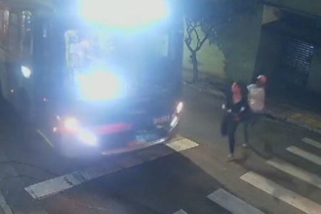 Imagem colorida mostra tentativa de assalto contra mulher em São Bernardo do Campo - Metrópoles