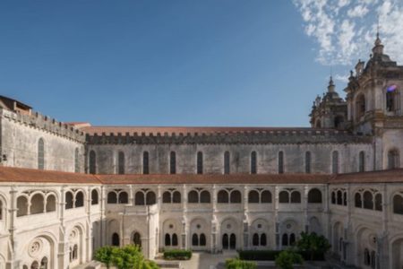 Foto colorida de um prédio da Igreja Católica em Portugal - Metrópoles
