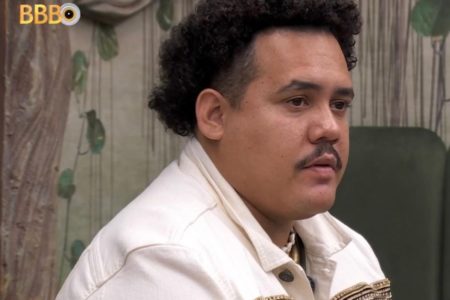 Lucas Buda é clicado em um dos momentos dentro do BBB24, com jaqueta branca - Metrópoles