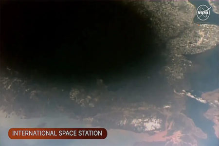 Imagem colorida do eclipse visto pela ISS - Metrópoles