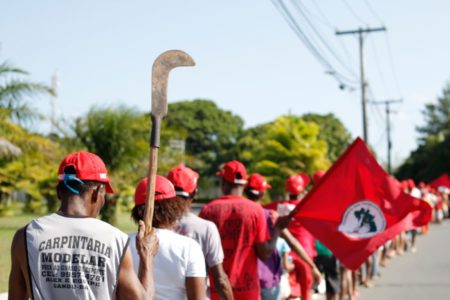 Imagem colorida de protesto de integrantes do MST - Metrópoles