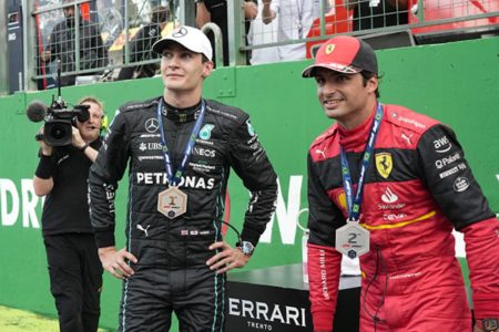 Imagem colorida de Carloz Sainz ao lado de George Russel - Metrópoles