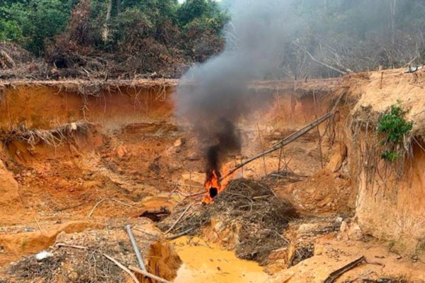 Foto colorida de operação contra o garimpo ilegal na terra indígena Yanomami - Metrópoles empresa de fachada