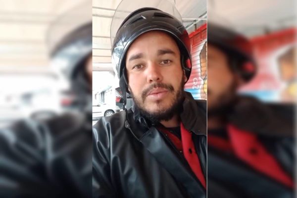 Foto colorida de homem com capacete