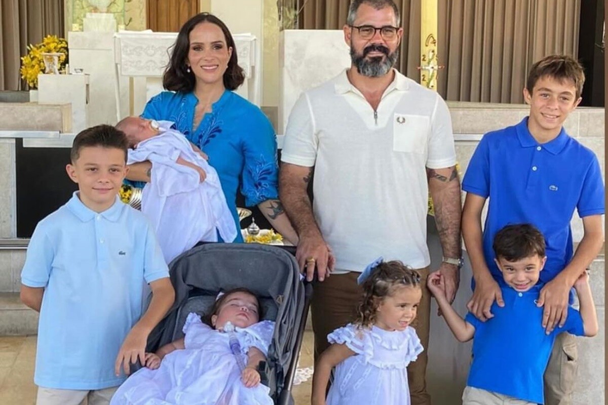 Letícia, Juliano Cazarré e os seis filhos posam após o batizado do caçula - Metrópoles
