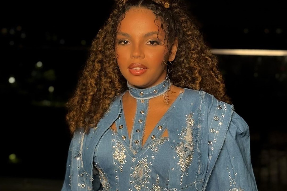 Pitel posa com um look todo jeans - Metrópoles