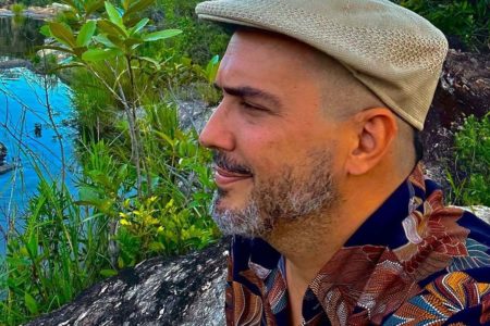 André Marques posa de camisa colorida e boina cinza - Metrópoles