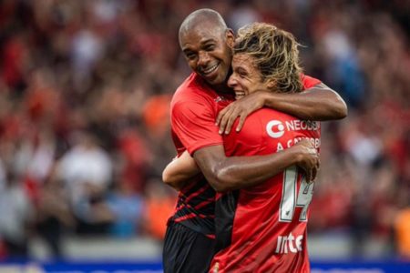 Imagem colorida de Fernandinho e Canóbio do Athletico-PR se abraçando - Metrópoles