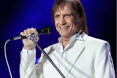 Roberto Carlos é clicado em um de seus shows - Metrópoles