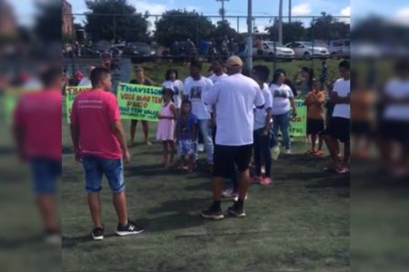 Frame de vídeo com pessoas em campo em busca de Thavisson