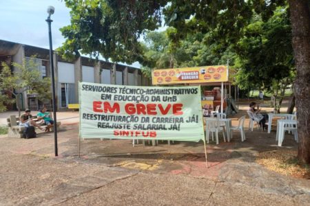 Imagem colorida de faixa anunciando greve na UnB - Metrópoles